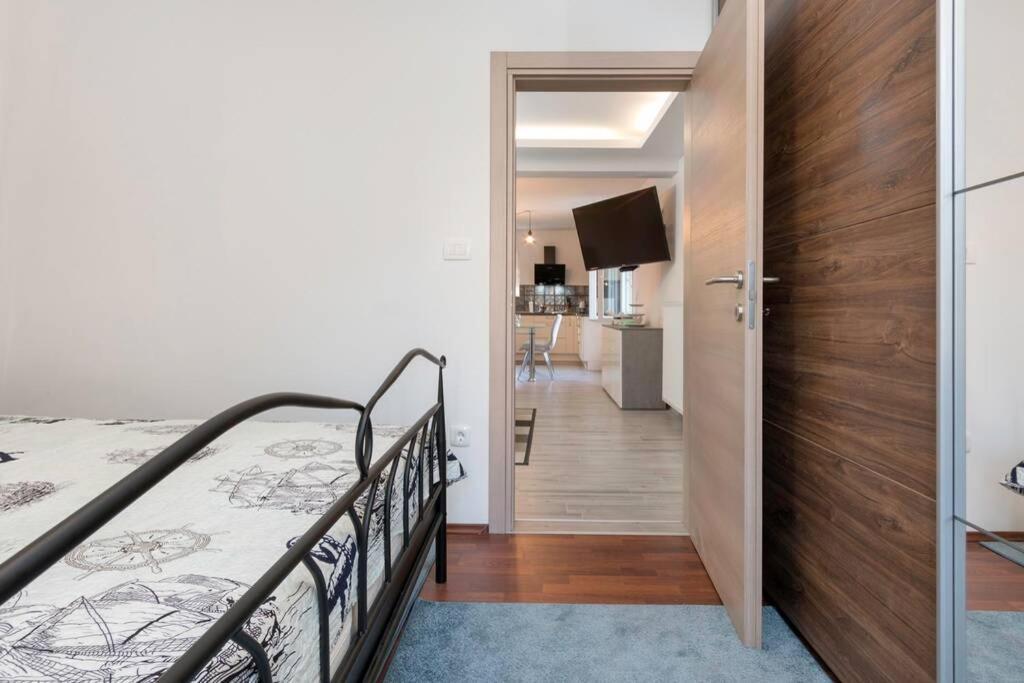 Predivan Novouredeni Apartman U Blizini Mora Баньоле Екстериор снимка