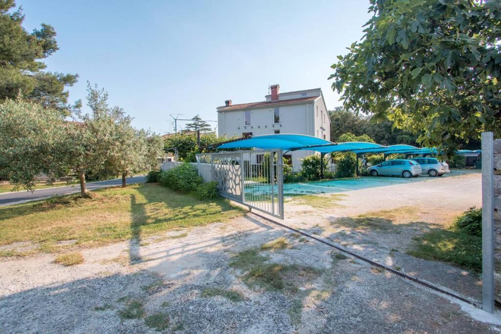 Predivan Novouredeni Apartman U Blizini Mora Баньоле Екстериор снимка