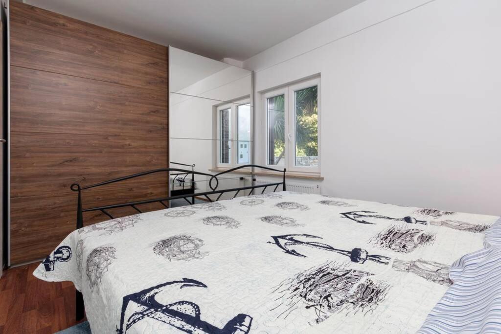 Predivan Novouredeni Apartman U Blizini Mora Баньоле Екстериор снимка