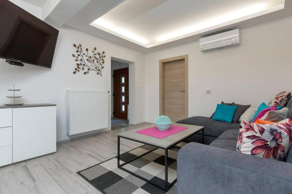 Predivan Novouredeni Apartman U Blizini Mora Баньоле Екстериор снимка