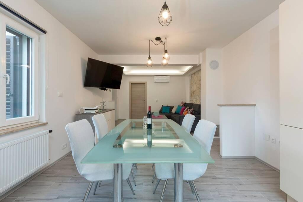 Predivan Novouredeni Apartman U Blizini Mora Баньоле Екстериор снимка